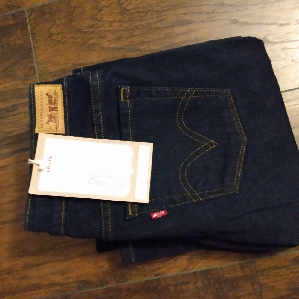 Women's size 8 Levi's, NWT